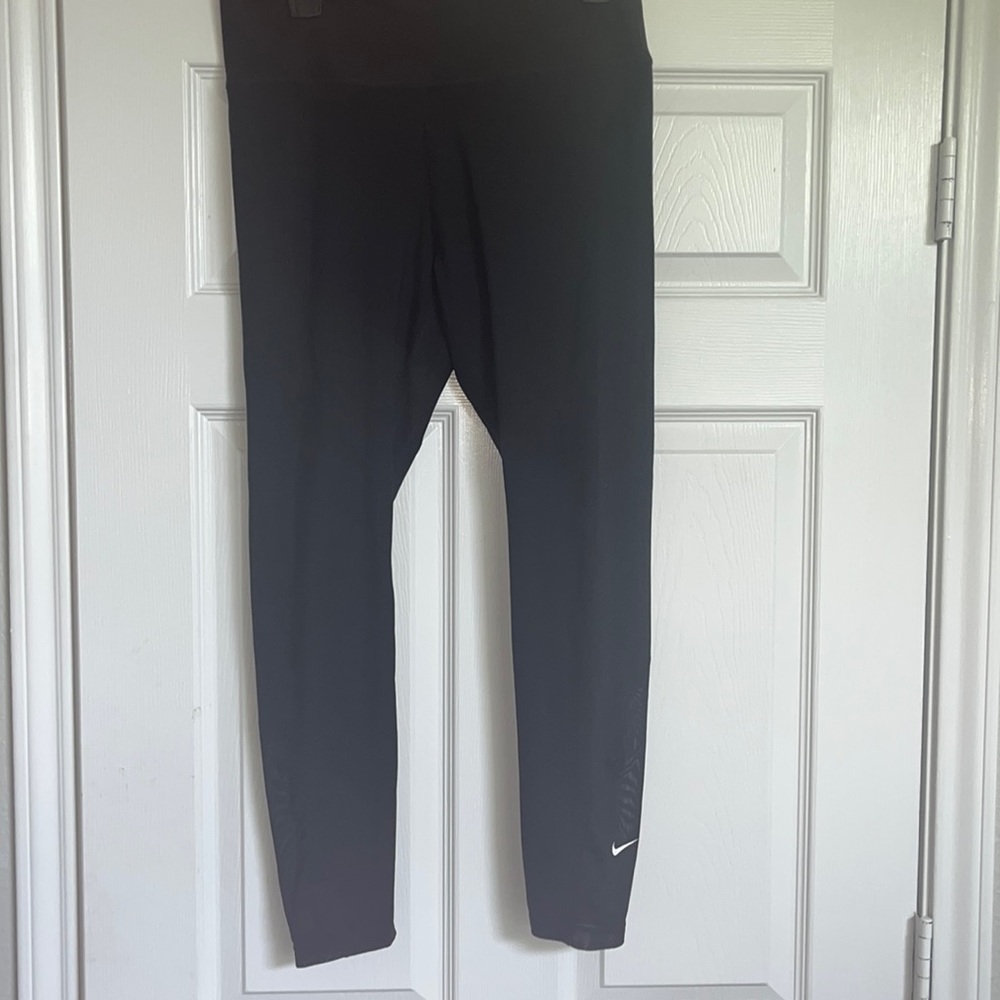 Black Nike leggings with mesh women’s large